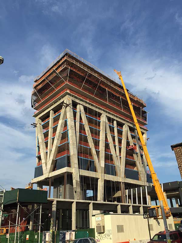 the william vale hotel tower under cosntruction in williamsburg