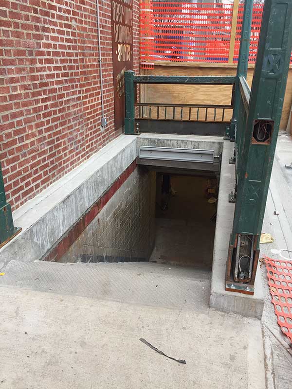 G Train entrance on Union Ave