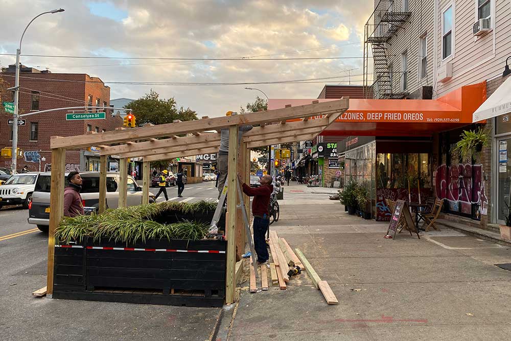 Hummus Market on Graham Ave outdoor seating