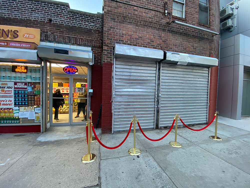 haagen-dazs ice cream has a fake bodega set up at 71 moore street in east williamsburg has a capcity of 75