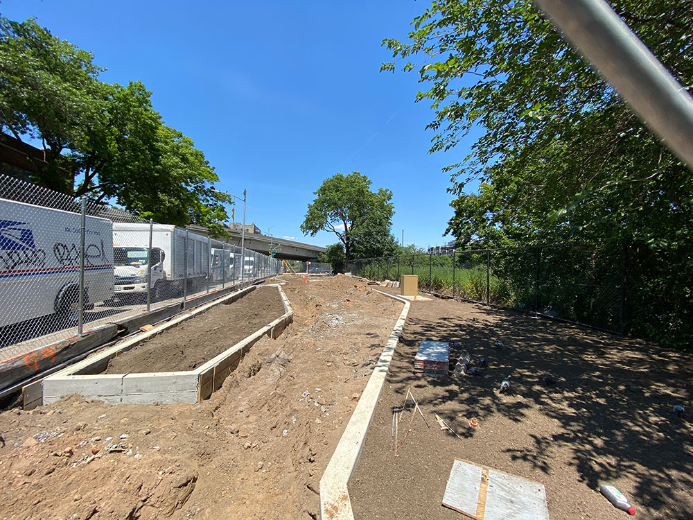 Construction begins at Marcy Green, a park loverlooking the BQE in Williamsburg