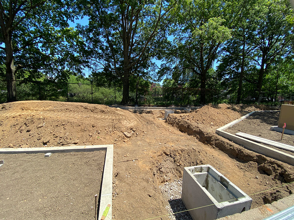 Construction begins at Marcy Green, a park loverlooking the BQE in Williamsburg