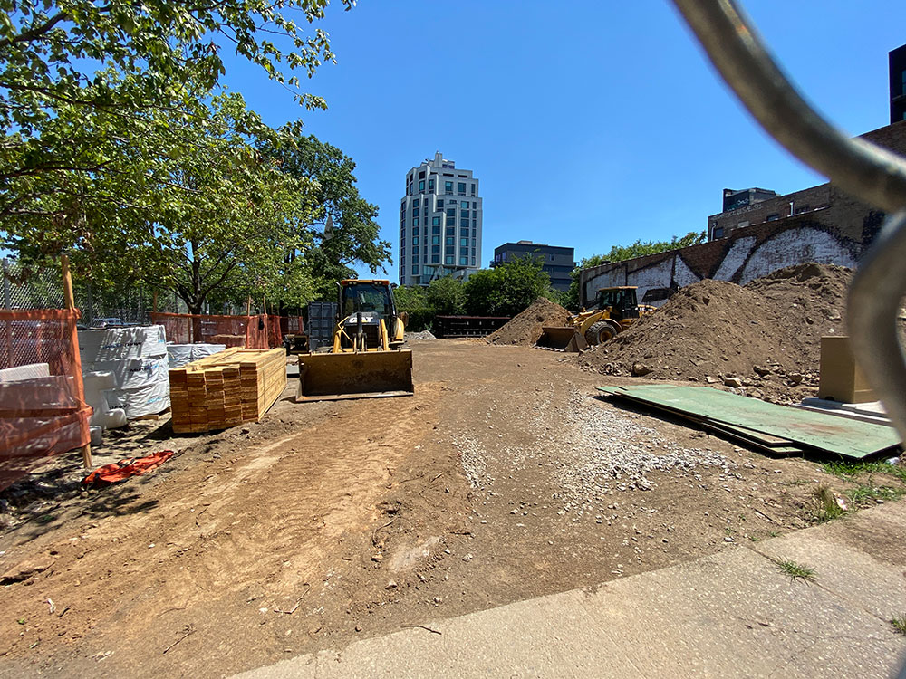 Construction begins at Marcy Green, a park loverlooking the BQE in Williamsburg